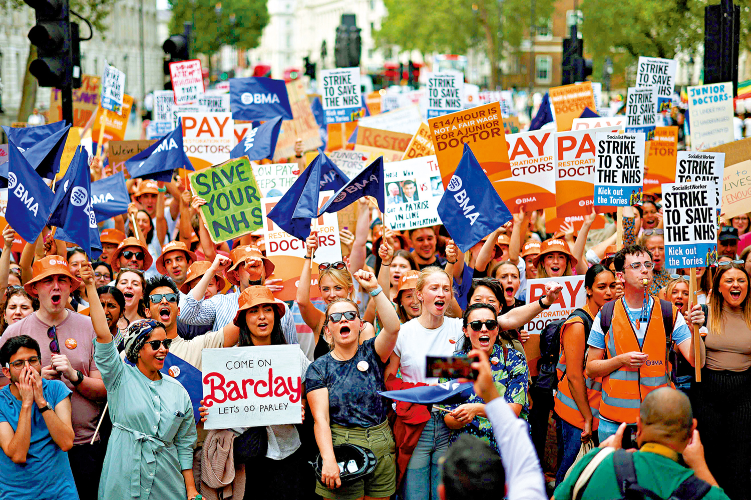 　　圖：英國生活成本危機加劇，初級醫生8月11日在倫敦舉行罷工，要求加薪。\法新社