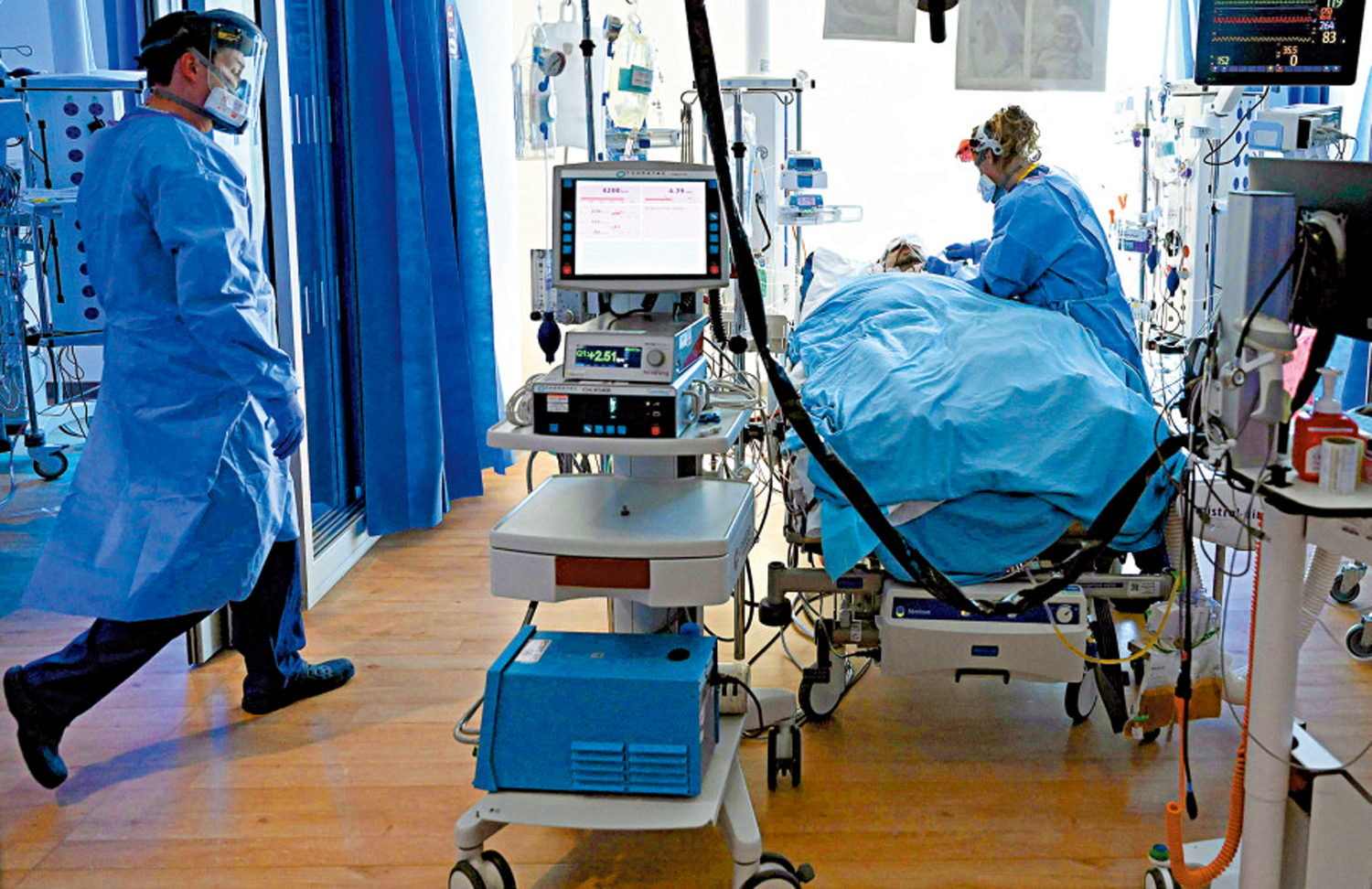 　　圖：英國醫療系統長期缺乏資金和人手，病患候診時間越來越長。\資料圖片