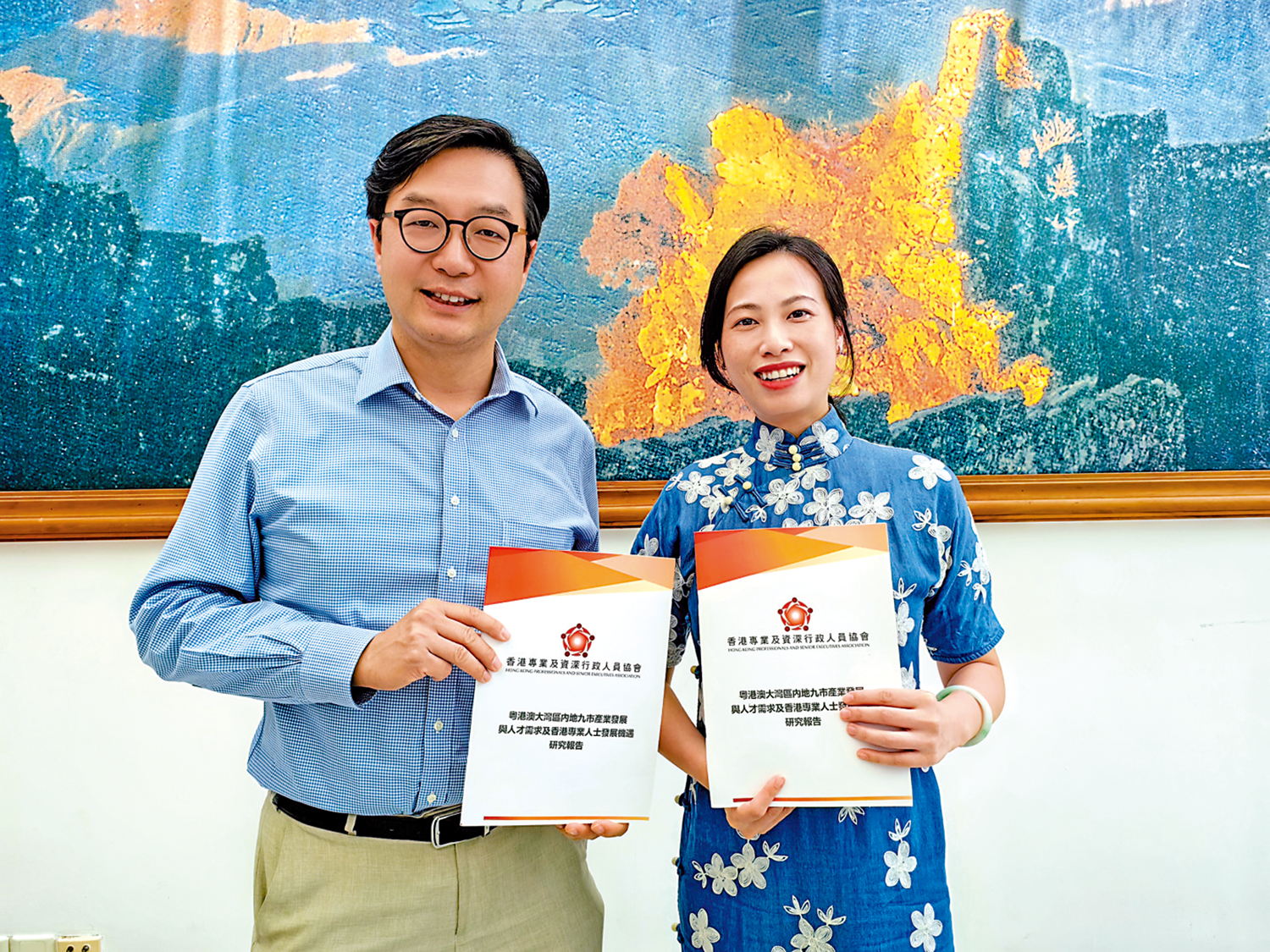 　　圖：何建宗博士（左）展示即將發布的研究報告。\大公報記者郭若溪攝