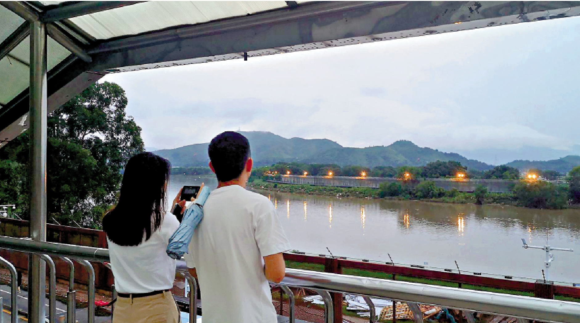 　　圖：深圳水庫昨凌晨洩洪，昨日俯瞰深圳河所見，河水並未越過堤岸。\大公報記者石華攝