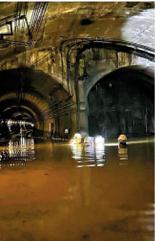 　　圖：港鐵職員進入水浸的隧道善後，可見當時積水已浸至頸部。