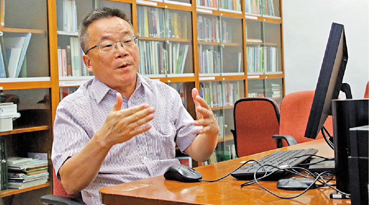 　　圖：陳驥教授指出，往後發生極端天氣頻率愈來愈高，香港建設和完善防巨災體系迫在眉睫。\大公報記者盧剛昌攝