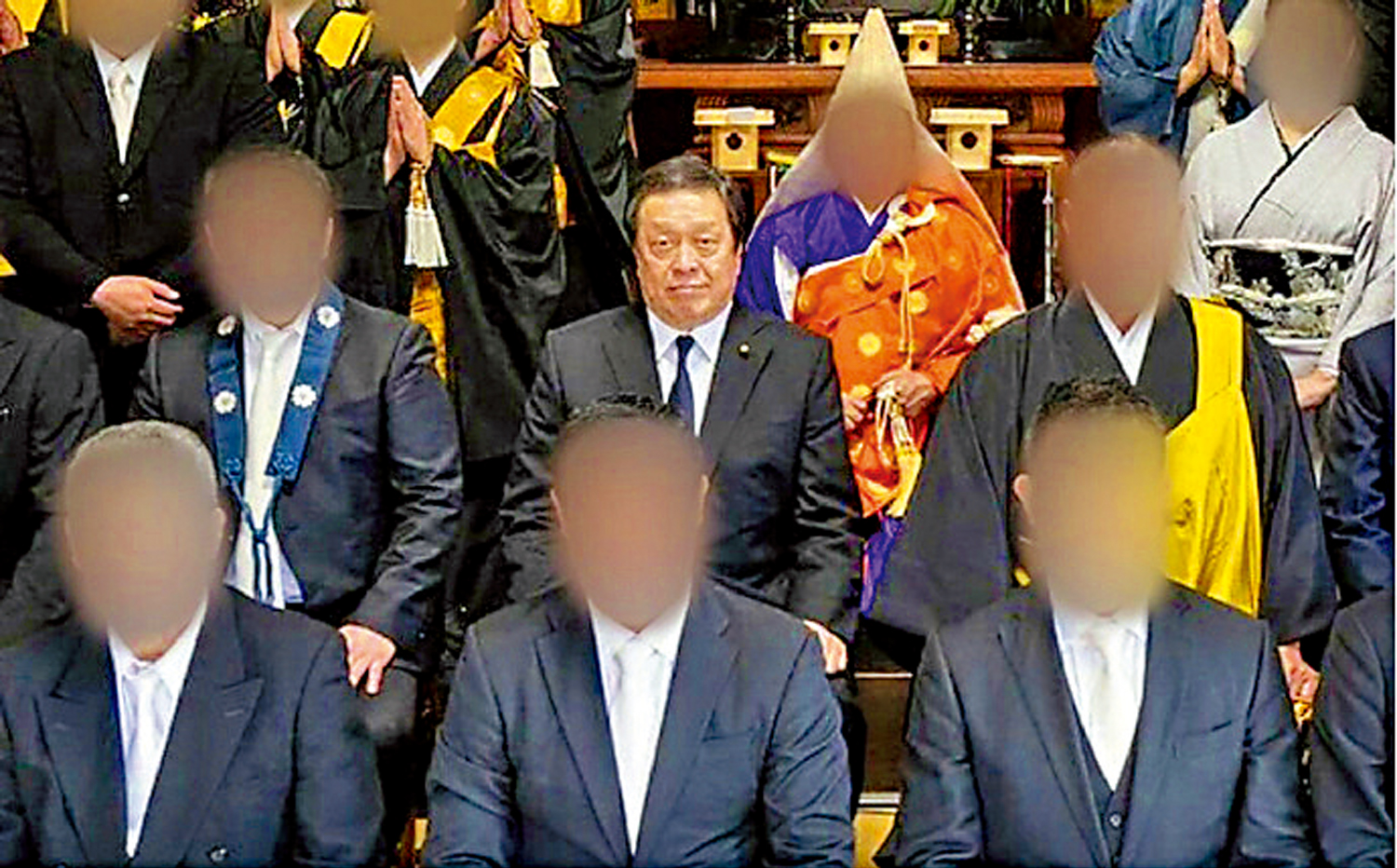 　　圖：日防衛相濱田靖一與疑似黑社會成員的合影流出。\網絡圖片