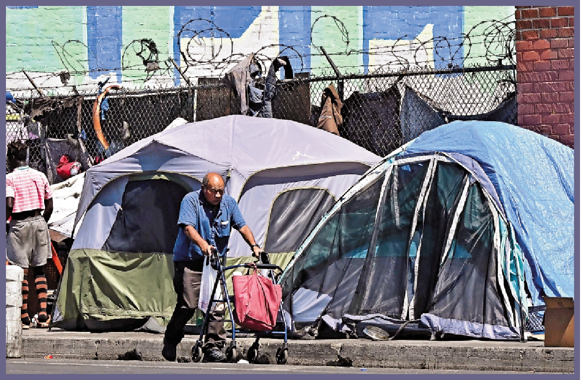 　　圖：洛杉磯貧民窟的人行道上，隨處可見為流浪漢搭建的帳篷。\法新社