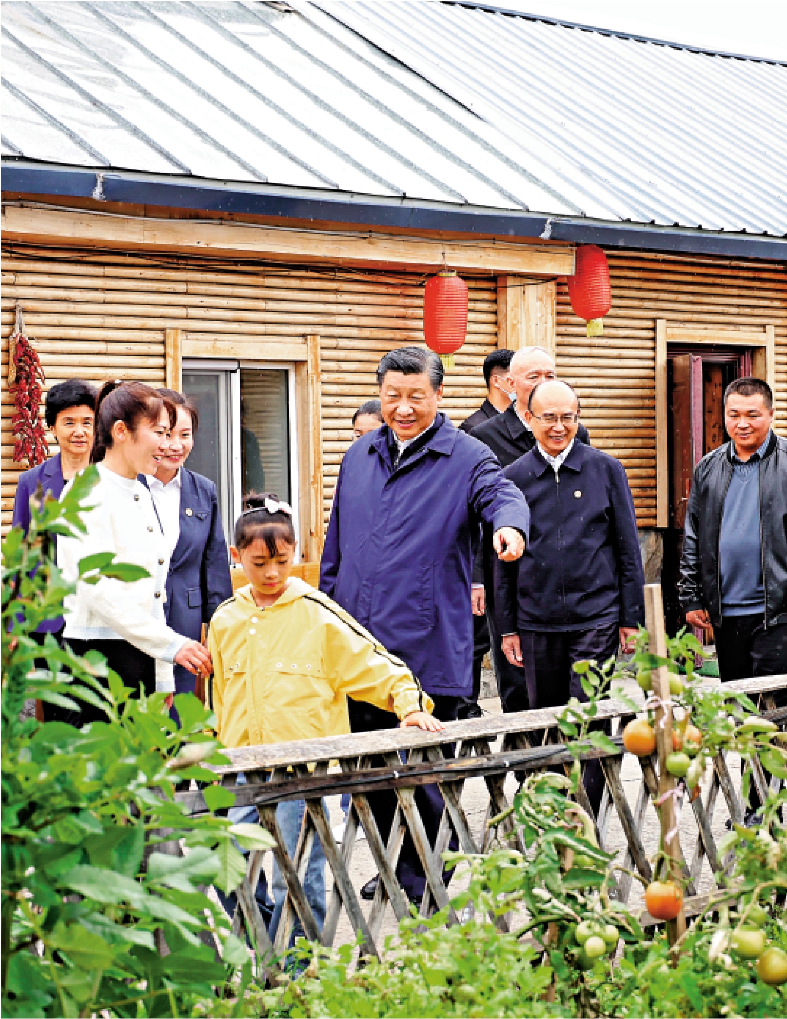 　　圖：9月6日至8日，中共中央總書記、國家主席、中央軍委主席習近平在黑龍江考察。這是6日下午，習近平在大興安嶺地區漠河市北極村村民史瑞娟家的民宿小院考察。\新華社