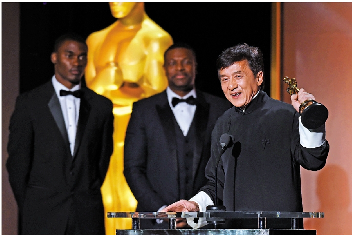 　　圖：成龍2016年身穿長衫上台領取奧斯卡終身成就獎。