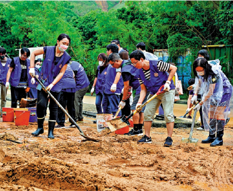　　圖：政府支援人員昨日在羅湖道進行清理工作，移除路面上的泥濘。