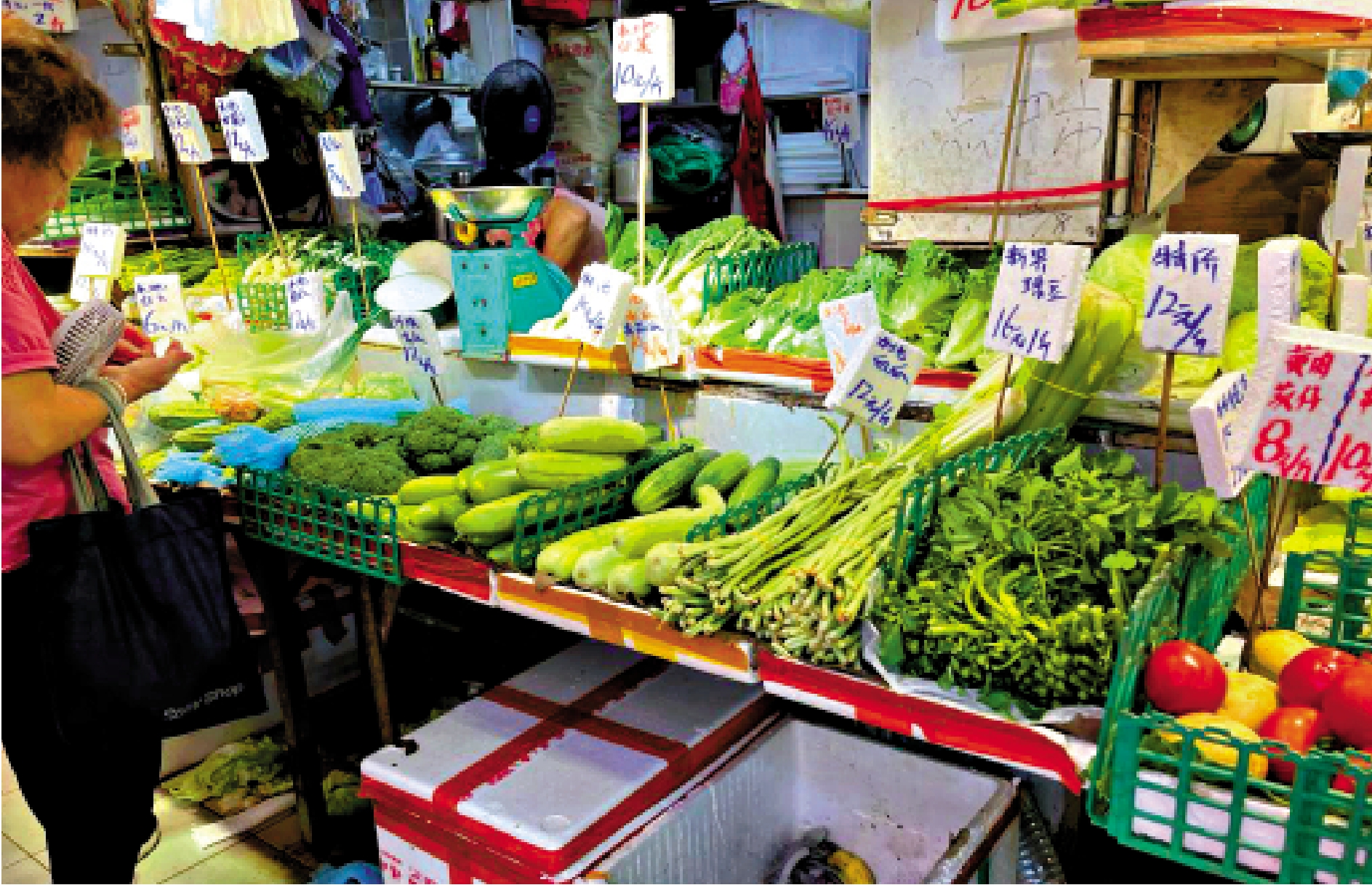 　　圖：記者走訪牛頭角街市，只見菜價在暴雨後每斤約漲價一至二元。
