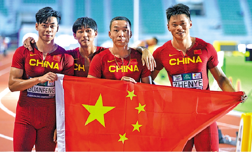 　　圖：左起：陳冠鋒、陳佳鵬、吳智強和謝震業，奪得亞錦賽男子4×100米接力銀牌。