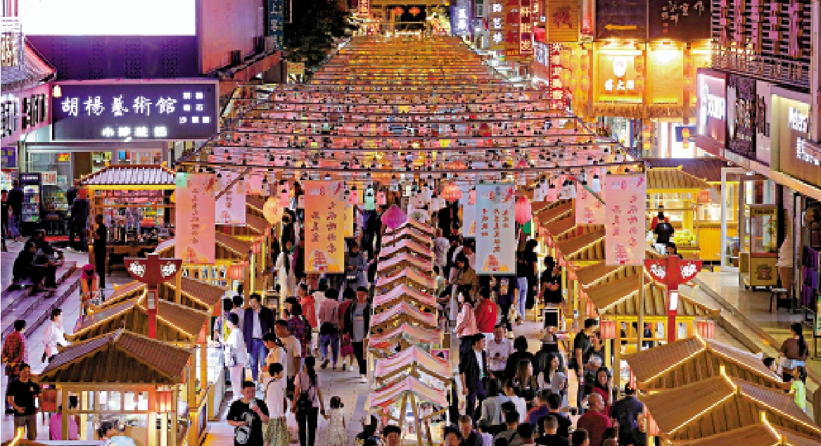 　　圖：代表團參觀當地夜市，為香港發展夜經濟取經。\大公報記者黃洋港攝