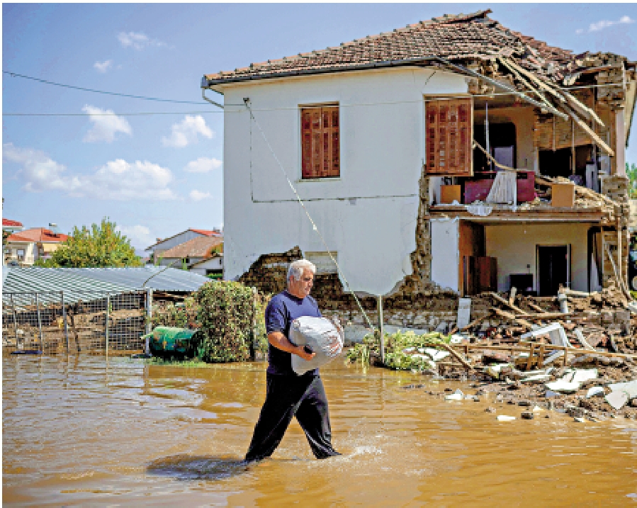 　　圖：希臘中部一個村莊8日遭遇洪災。\法新社