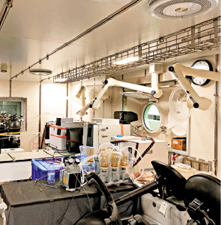 　　圖：「實驗6」的生物化學實驗室。\大公報記者方俊明攝