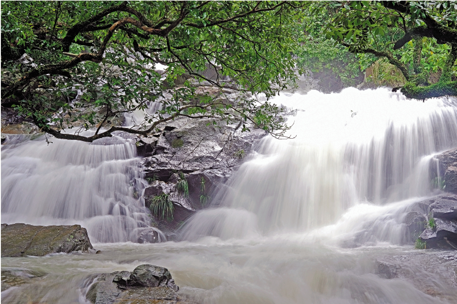 　　圖：小夏威夷瀑布壯觀 暗藏危機