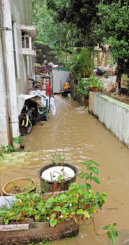 　　圖：洪水湧入家中，居民恐損失慘重。