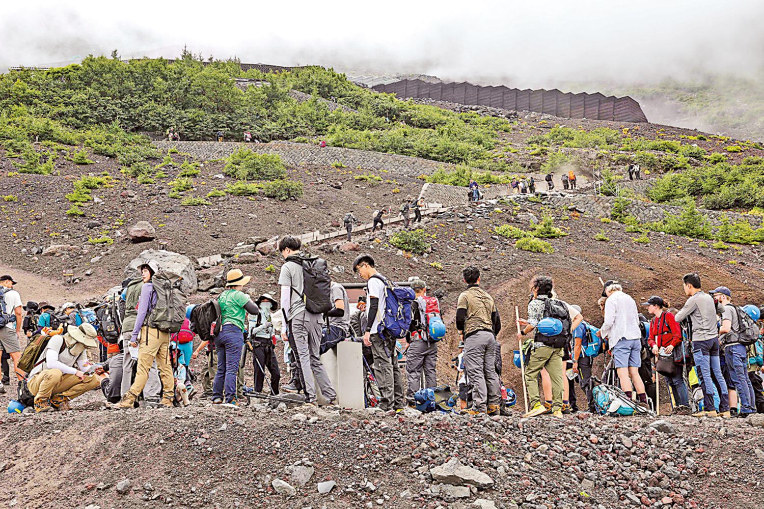 　　圖：大批遊客排隊等候登富士山。\法新社