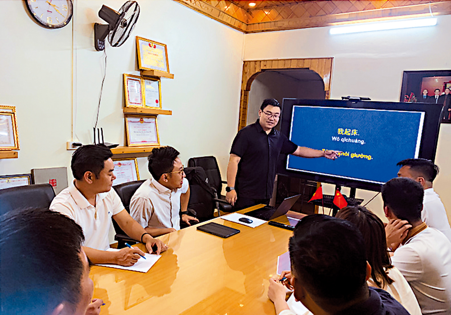　　圖：越中電力投資有限公司組織「雙語課堂」，讓越南本地員工熟悉中文。 受訪者供圖