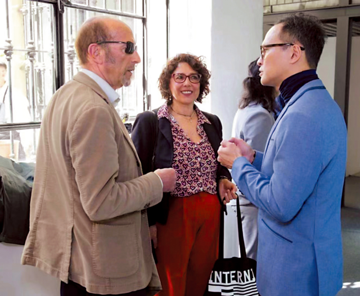 　　圖：香港設計師黃競（右）在米蘭設計周上與觀眾交流。\受訪者供圖