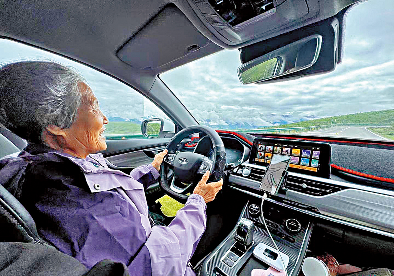 　　圖：「71歲奶奶自駕遊川藏」的短視頻在內地互聯網爆火。圖為徐奶奶駕駛車輛。