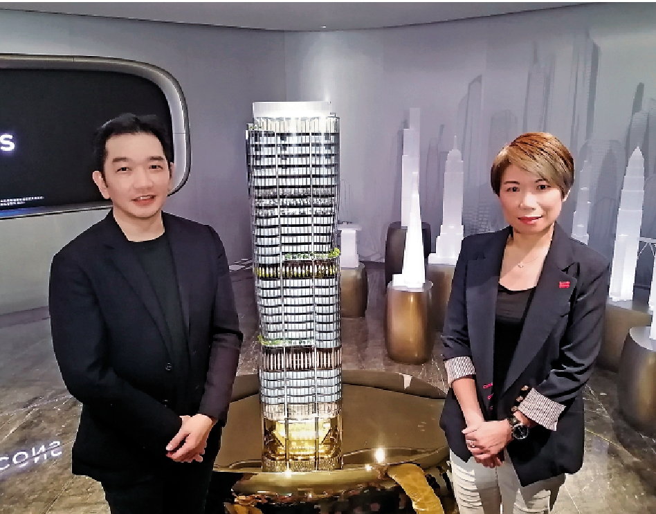 　　圖：恒地租務部副總經理梁碧茜（右）與Zaha Hadid香港總監俞錦文介紹The Henderson建築特色。