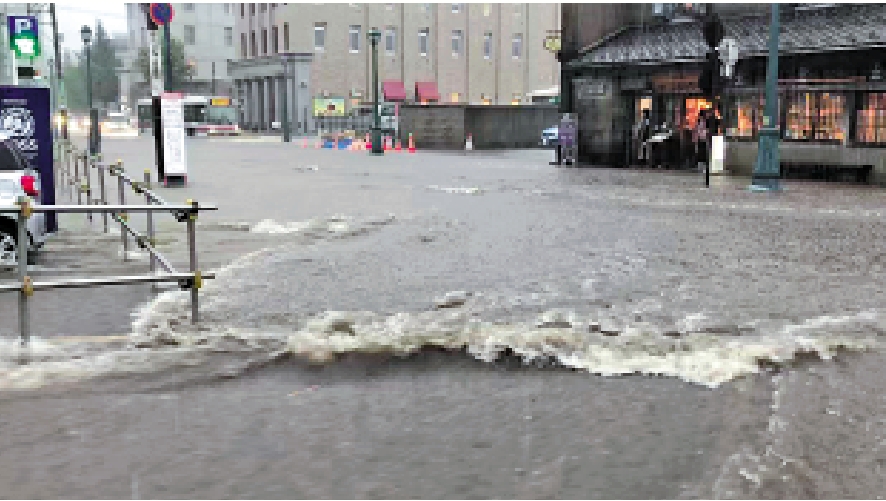 　　圖：小樽市內街道上積水嚴重。\網絡圖片