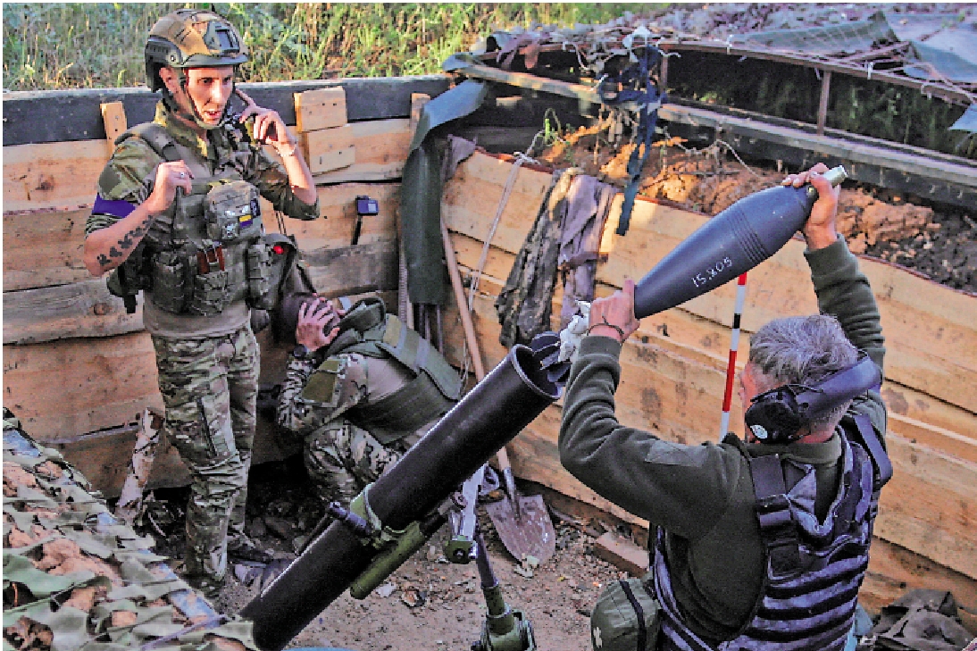 　　圖：美國考慮向烏克蘭提供遠程導彈系統。圖為烏軍4日向俄軍陣地開炮。\路透社