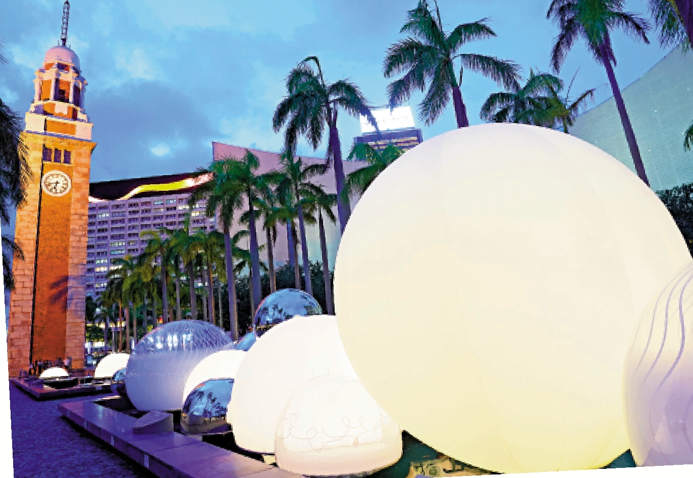 　　圖：尖沙咀文化中心露天廣場外的互動光影裝置《月亮製造機》，明晚率先亮燈，多個形態不同的月球置於水池之上，除了會變色，還加入了波板糖等裝飾元素。\大公報記者林良堅攝