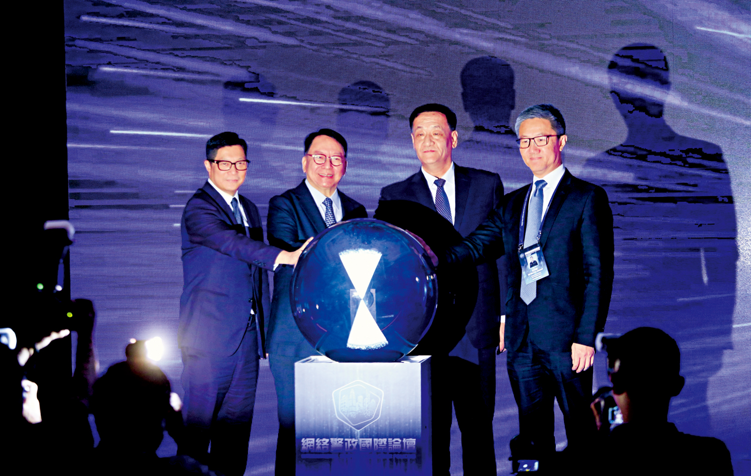 　　圖：政務司司長陳國基（左二）、公安部副部長陳思源（右二），聯同保安局局長鄧炳強（左一）及警務處處長蕭澤頤（右一），主持網絡警政論壇開幕禮。\大公報記者麥潤田攝