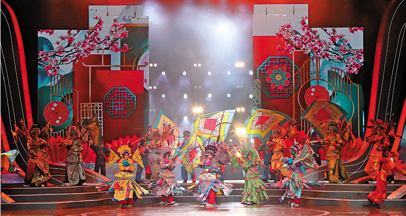 　　圖：開場表演為創意粵港澳戲曲群像《聲聲入戲》。