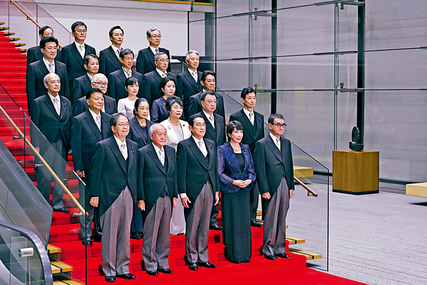 　　圖：日本首相岸田文雄（前排中）13日率新內閣大合影。\美聯社