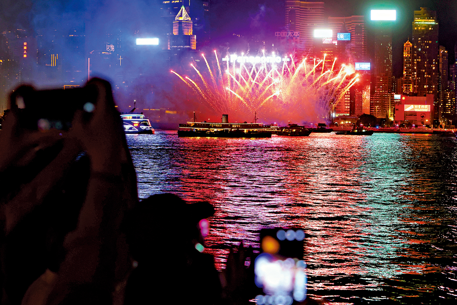 　　圖：7月9日，香港維多利亞港上演水上煙火版「幻彩詠香江」，吸引遊客在尖沙咀海旁欣賞。\中通社