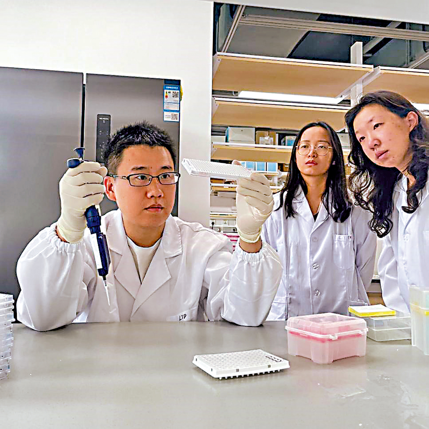 　　圖：深圳科學家近日構建人類免疫細胞發育圖譜。圖為李漢傑團隊觀察單細胞建庫圖。\受訪者供圖