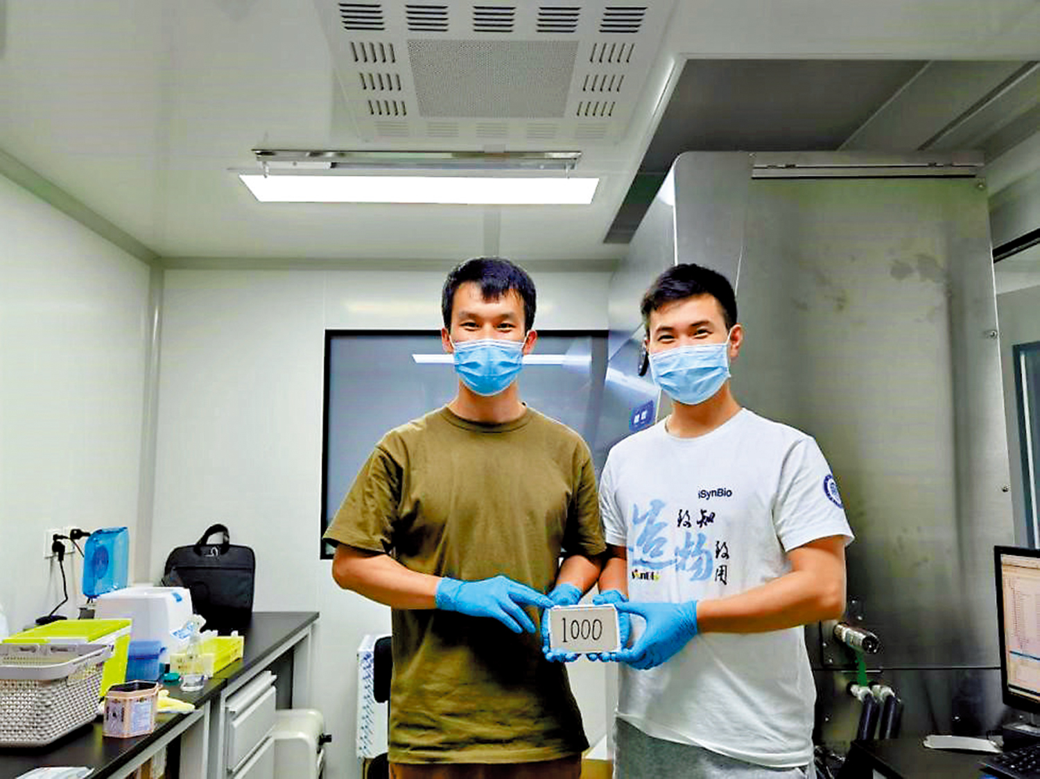 　　圖：共同第一作者吳志生（左）和王澤帥完成第1000塊孔板的細胞分選後合影。