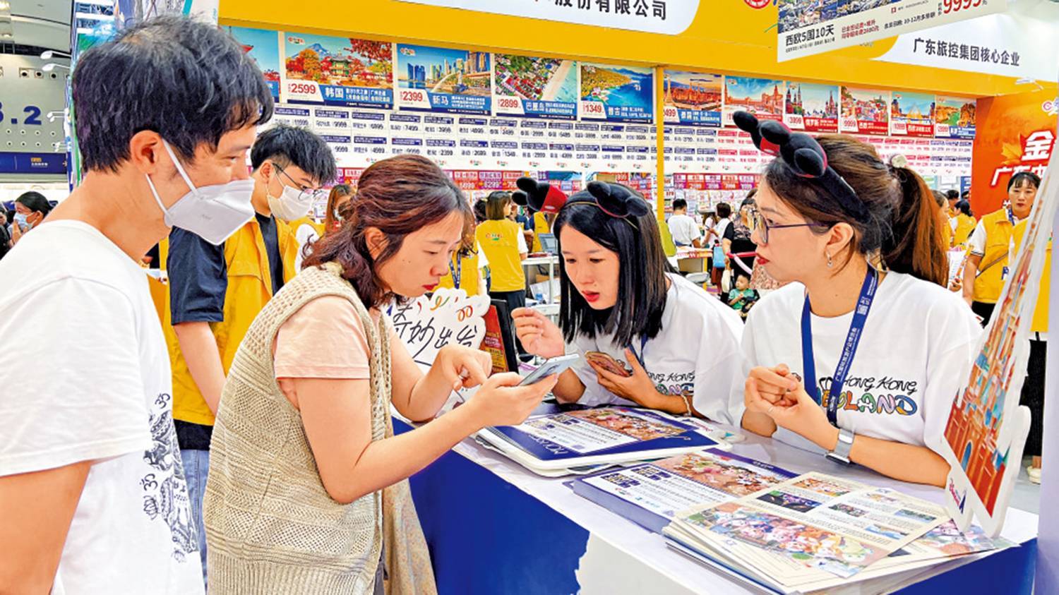 　　圖：在旅博會現場，觀眾向旅行社了解港迪園最新資訊。\大公報記者黃寶儀攝