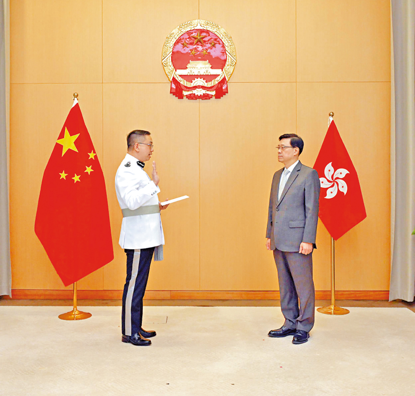 　　圖：新任入境事務處處長郭俊峯昨日在行政長官李家超監誓下宣誓就職。