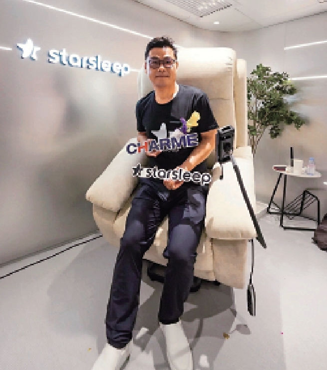 　　圖：享慕創辦人兼行政總裁鄒格兵，展示使用可調節動力按摩椅。