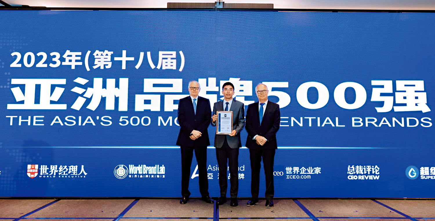 　　圖：大公報副總編輯鄭旭榮（中）代表領獎。\大公報記者林少權攝