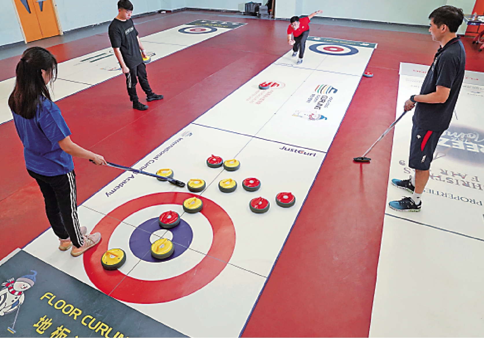 　　圖：玩地板冰壺既可社交，也能增強團隊合作精神。