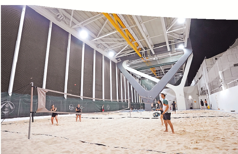 　　圖：南華會設有有蓋沙灘排球場。