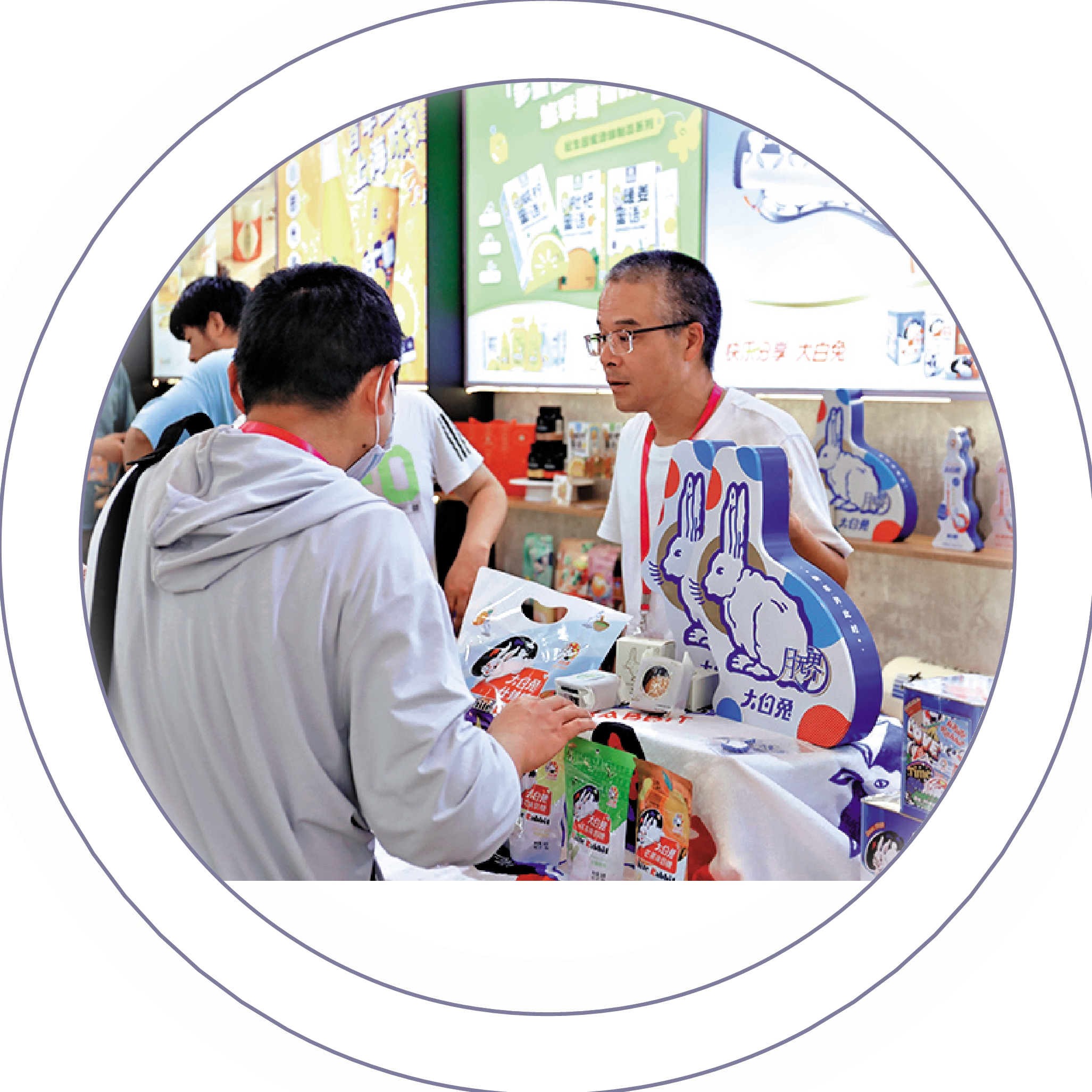 　　圖：9月22日，民眾在第十七屆上海中華老字號博覽會上選購知名國產糖果大白兔奶糖。