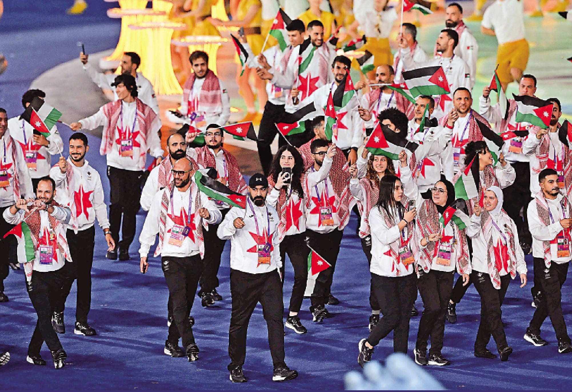 　　圖：約旦代表團23日在亞運開幕式上入場。\法新社