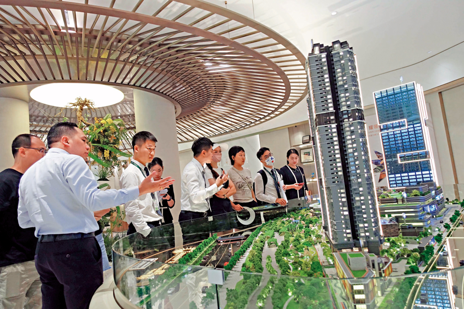 　　圖：廣州番禺在取消限購後首個周末，不少樓盤迎來大批看房客。