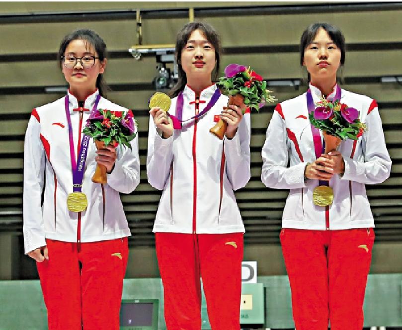 　　圖：中國隊韓佳予（左起）、黃雨婷、王芝琳在女子10米氣步槍團體賽頒獎儀式上。/新華社