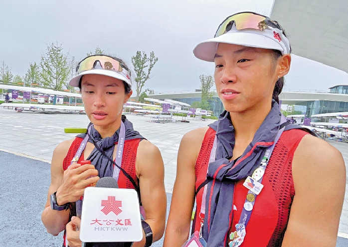 　　圖：香港賽艇隊員黃湘儀（左）與洪詠甄表示，梁教練像媽媽一樣關心她們。/大公報特約記者敖敏輝攝