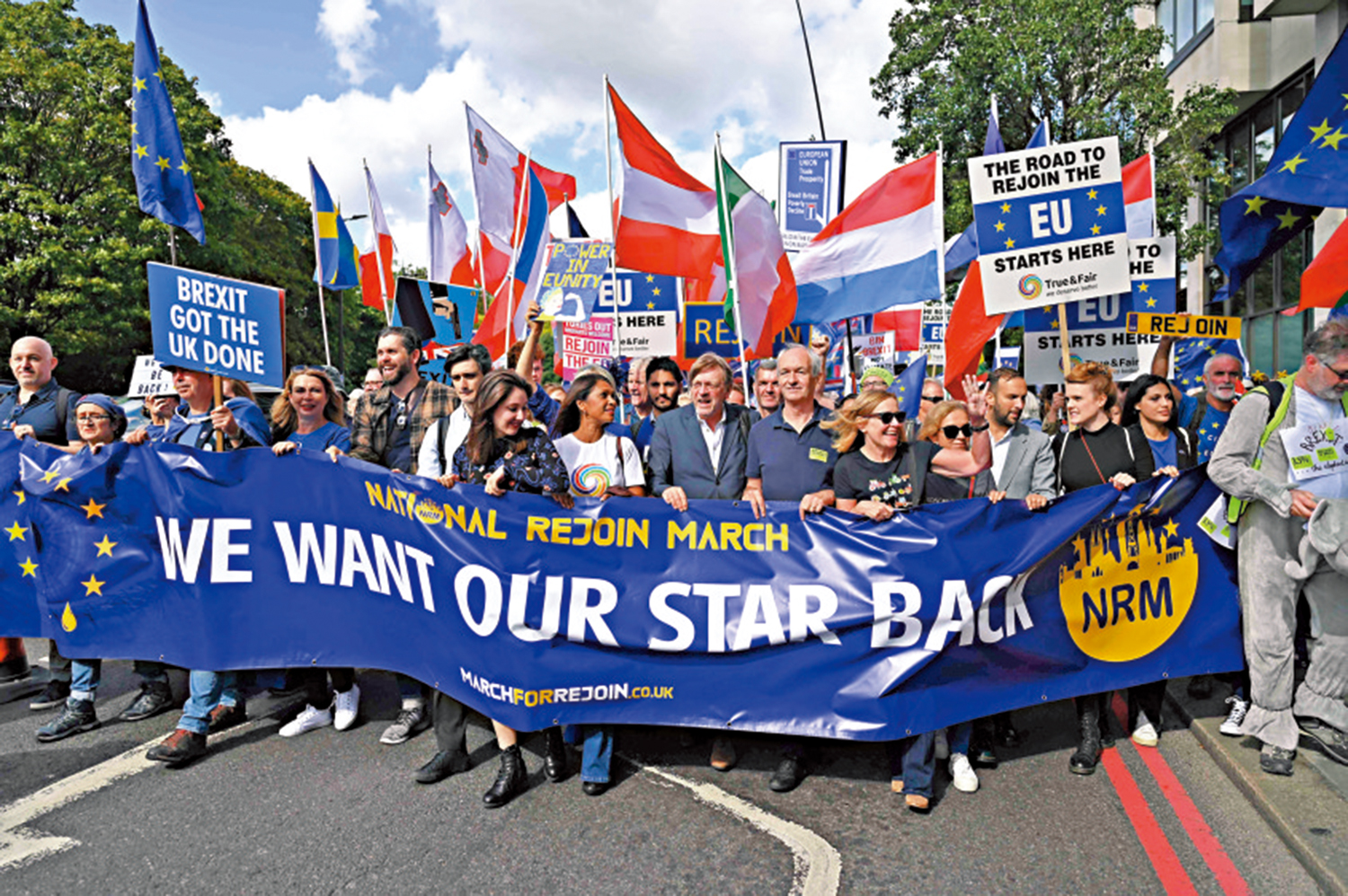　　圖：示威者23日在倫敦市中心參加遊行，呼籲英國重新加入歐盟。\法新社