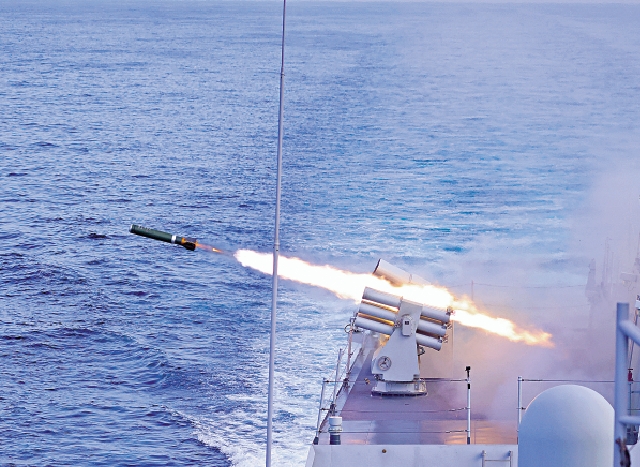 　　圖：黃岡艦在訓練中發射火箭彈。