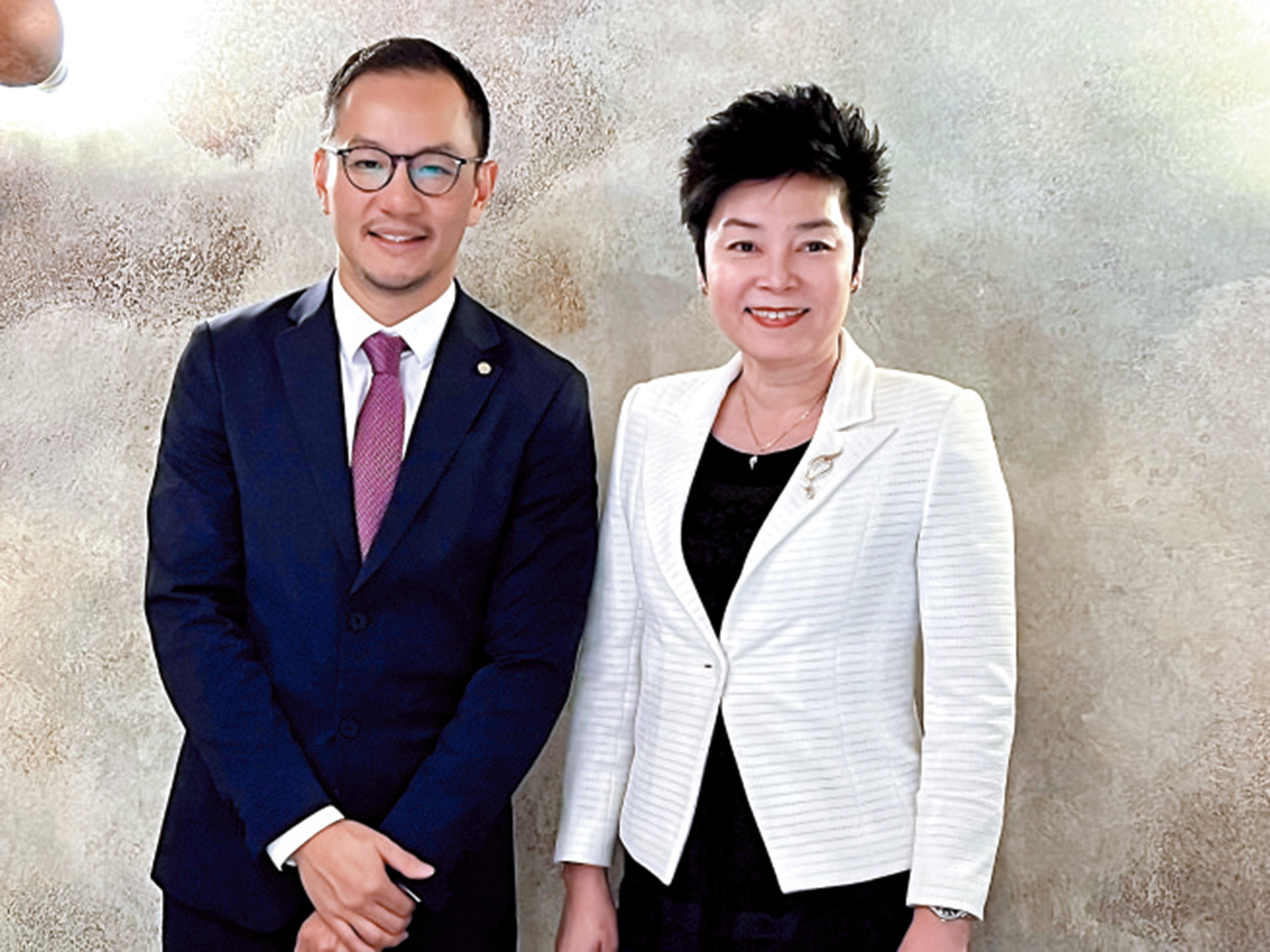 　　圖：香港永明金融行政總裁林嘉言（左）表示，第二季的總新業務保費已回復至疫情前水平。右為該公司財富及退休金業務總經理潘紀虹。