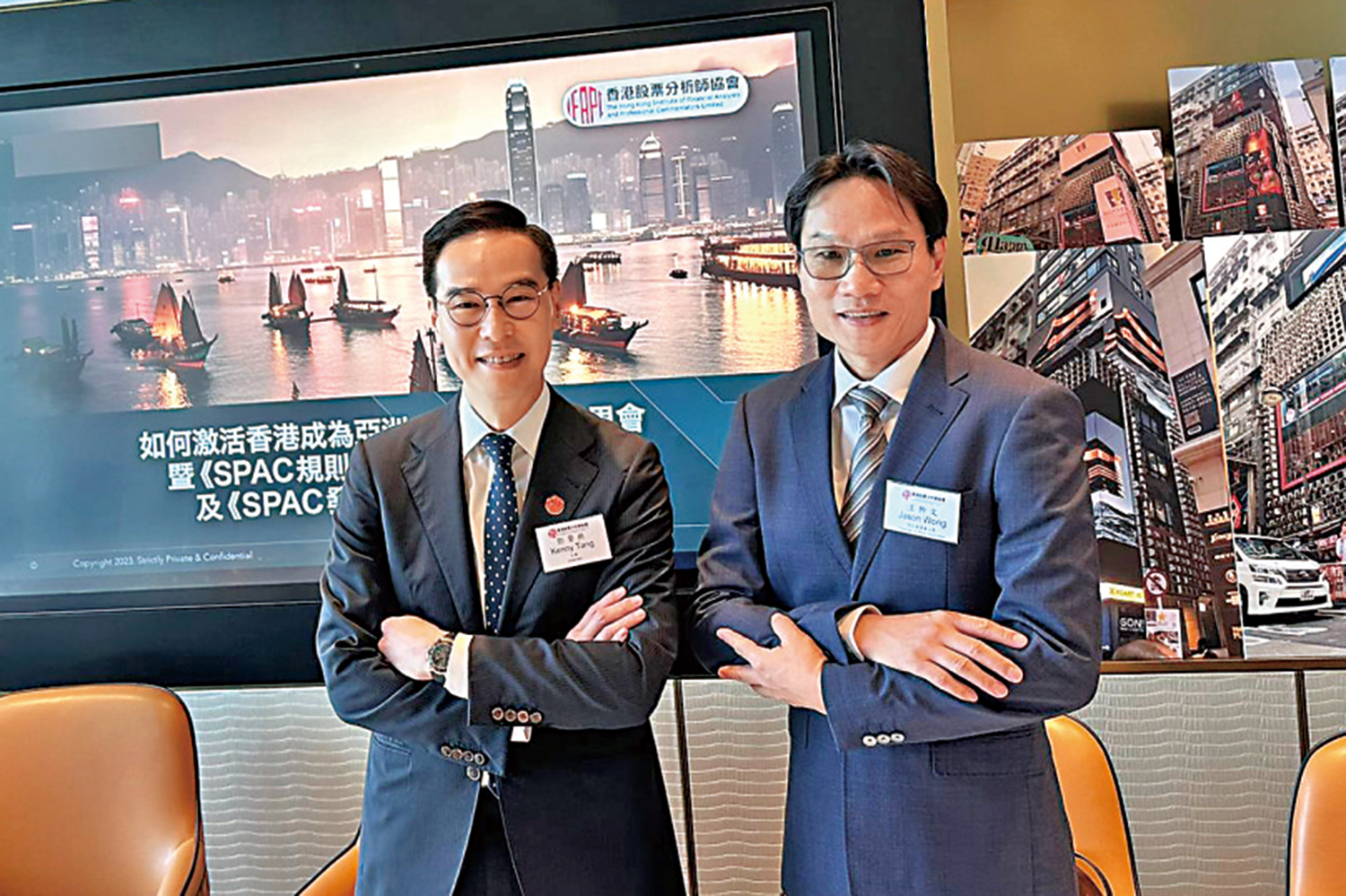 　　圖：鄧聲興（左）提議減免買家的股票印花稅，刺激投資者入市。右為王幹文。