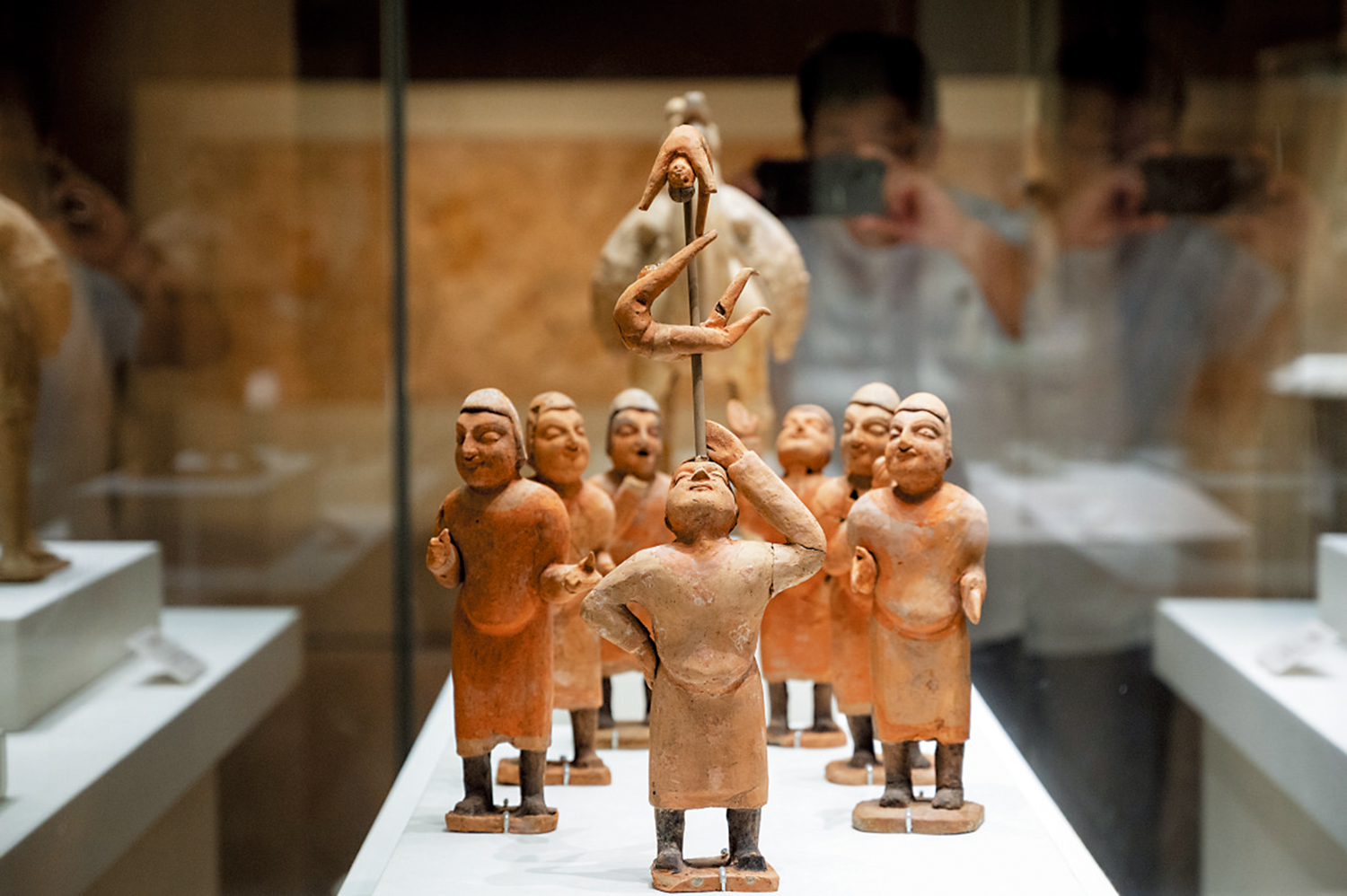 　　圖：圖為展出的北魏時期胡人彩繪雜技陶俑。\中新社