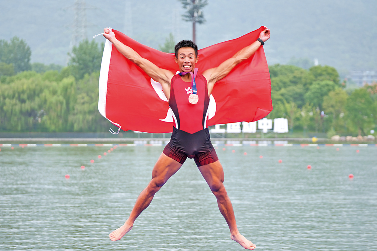 　　圖：趙顯臻領獎牌後「開心到彈起」。