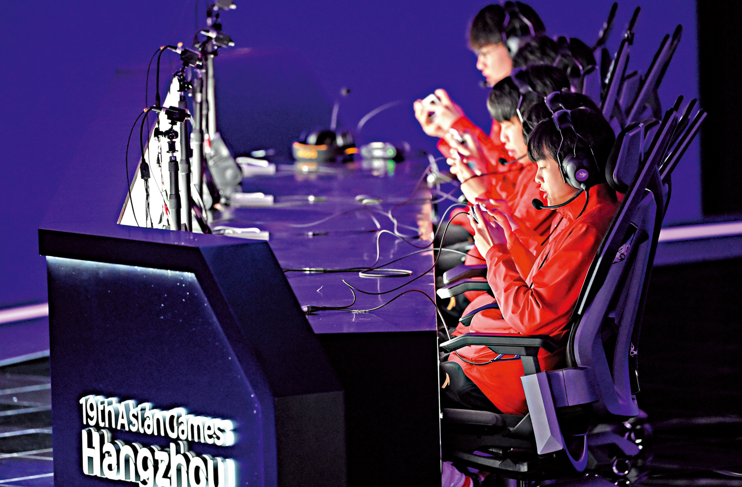 　　圖：9月25日，杭州亞運電競比賽王者榮耀亞運版本半決賽：中國隊晉級決賽，圖為中國隊選手在比賽中。\新華社